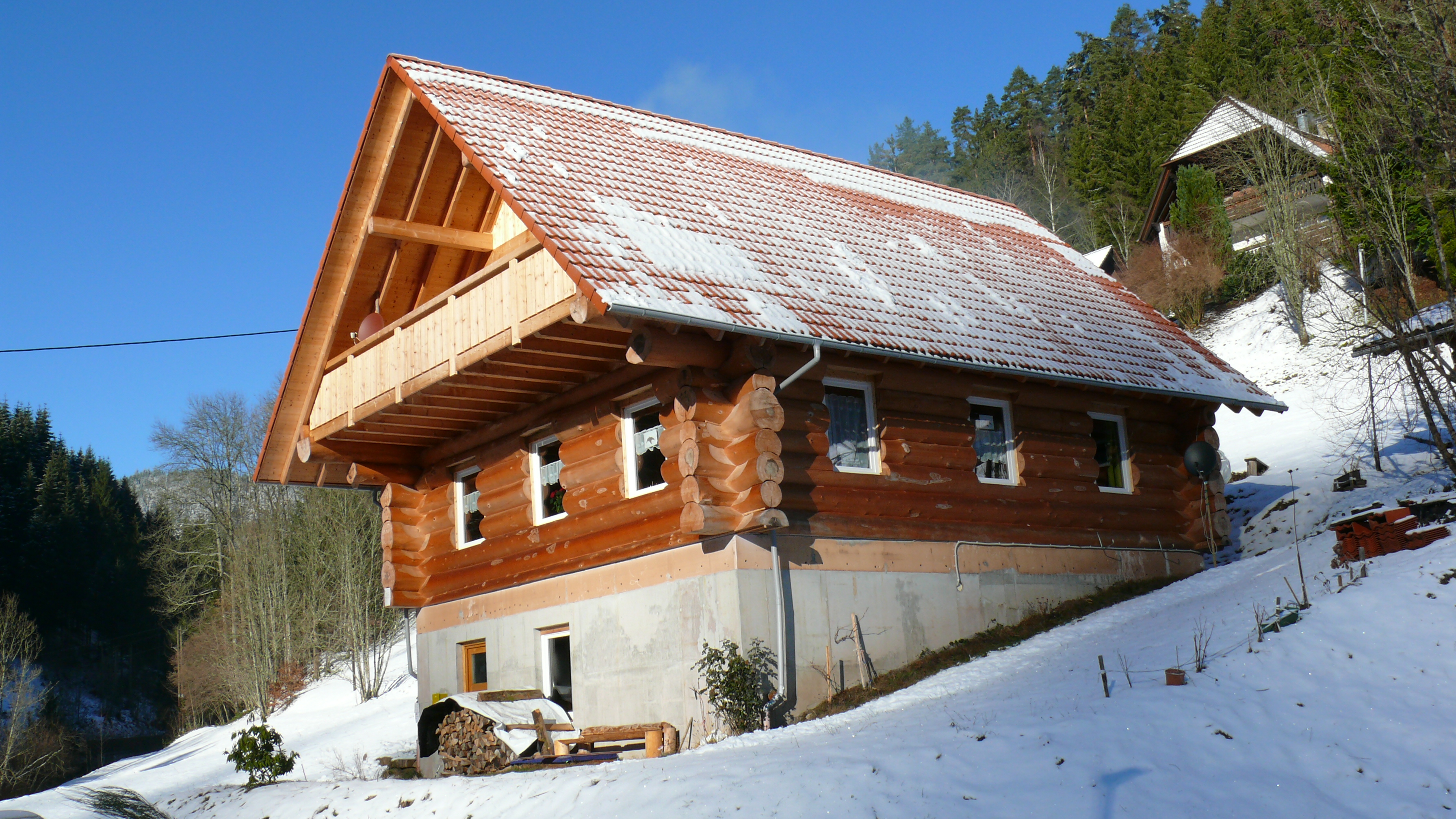blockhaus-mit-neuem-balkon-im-winter